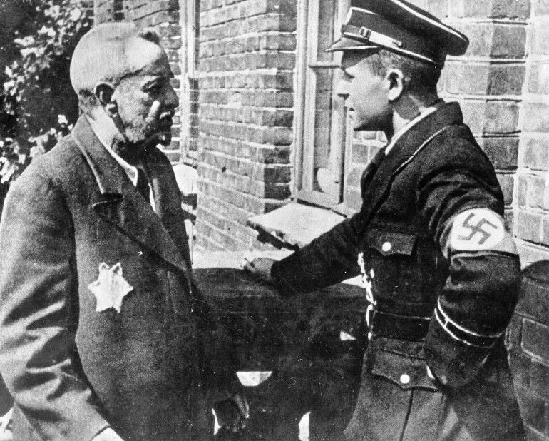 SS officer speas to a Jew in the Lodz Ghetto
